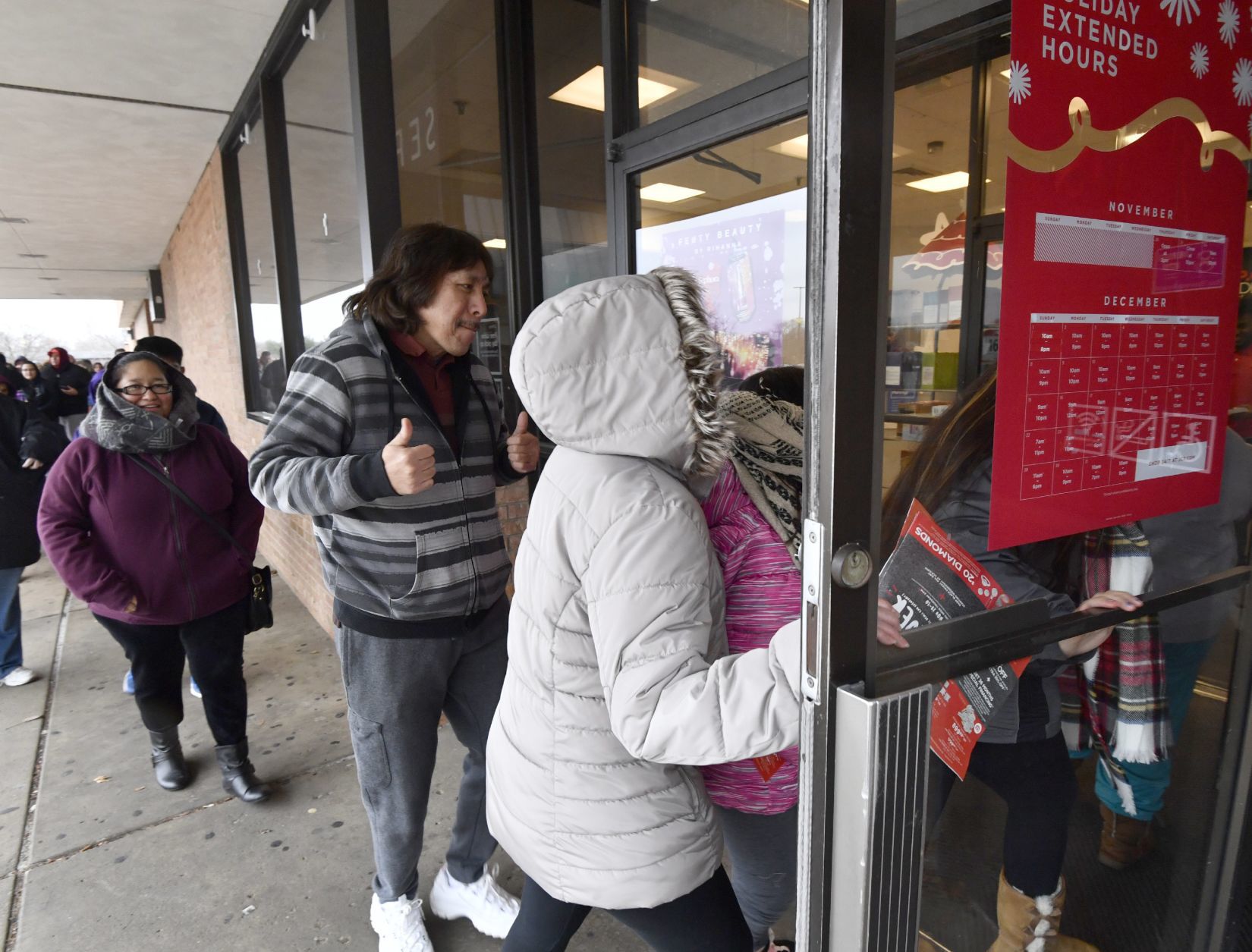 Metro East shoppers hunt for bargains on Thanksgiving day